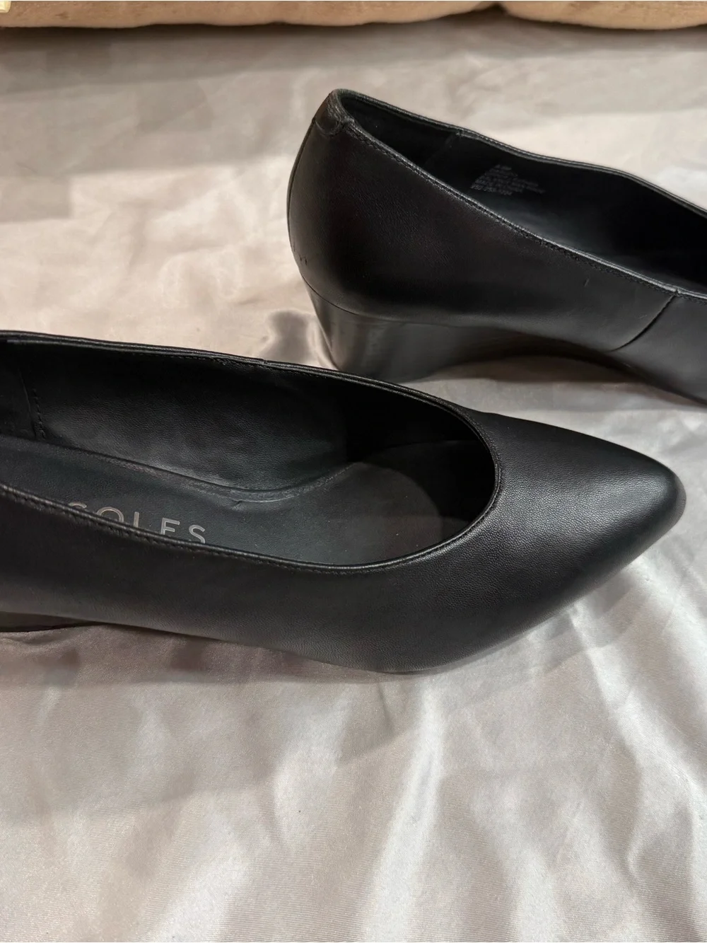 AEROSOLES Black Rounded Toe Leather Flats